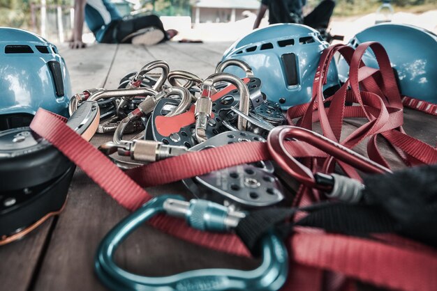 Foto prossimo piano dell'attrezzatura da arrampicata sul tavolo