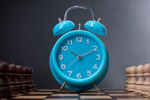 파란색 배경 에 대한 시계 의 클로즈업