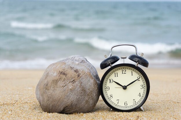 Foto primo piano dell'orologio sulla spiaggia