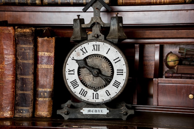 Photo close-up of clock on open book