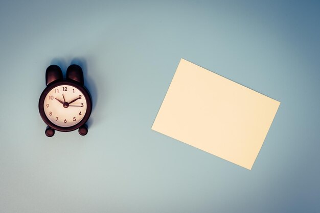 Foto prossimo piano di un orologio su carta