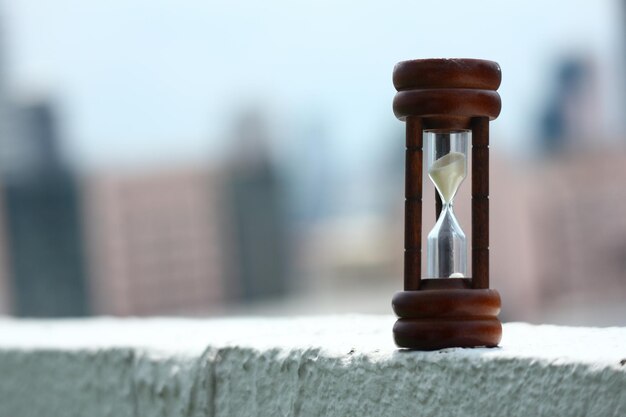 Photo close-up of clock on sand