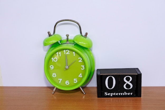 Photo close-up of clock on table against wall