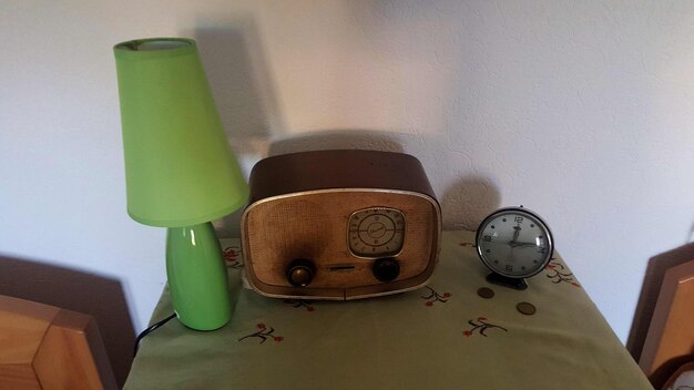 Photo close-up of clock on table at home