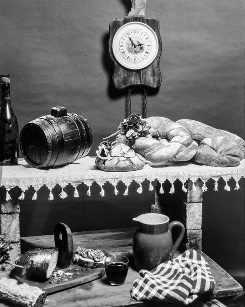 Photo close-up of clock on table