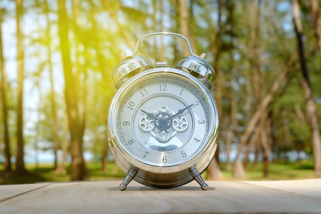 Foto prossimo piano dell'orologio sul tavolo