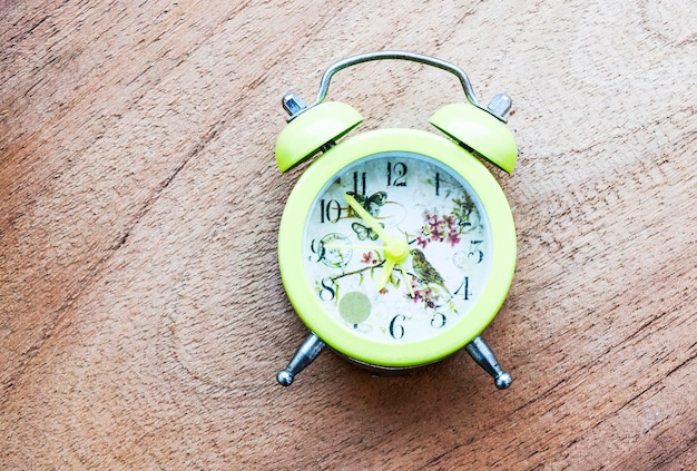 Foto prossimo piano dell'orologio sul tavolo