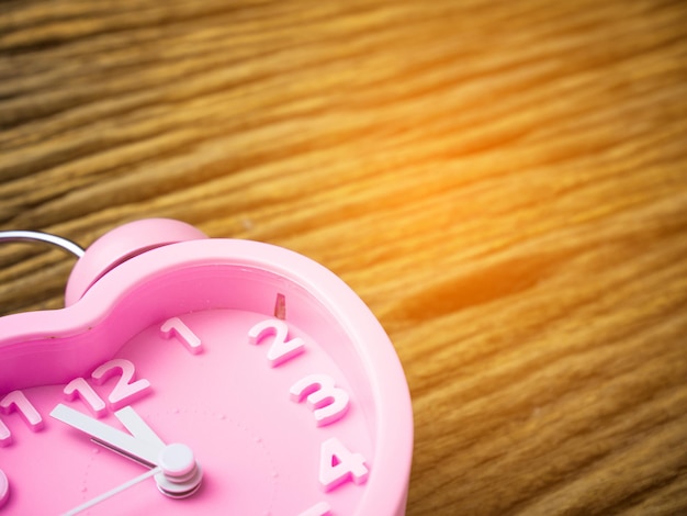 Foto prossimo piano dell'orologio sul tavolo