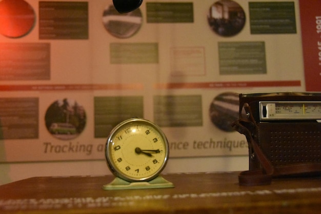 Photo close-up of clock on table