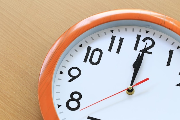 Photo close-up of clock on table