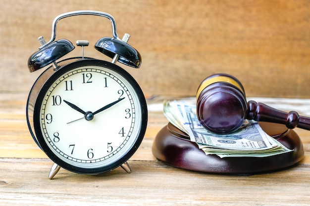 Photo close-up of clock on table