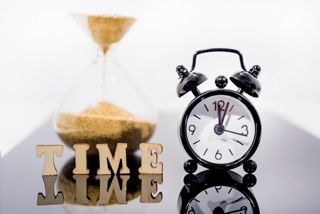 Photo close-up of clock on table