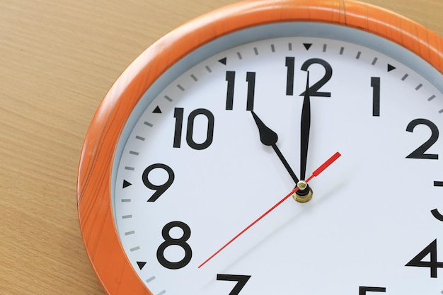 Photo close-up of clock on table