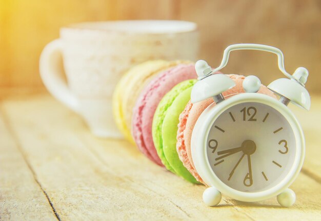 Photo close-up of clock on table