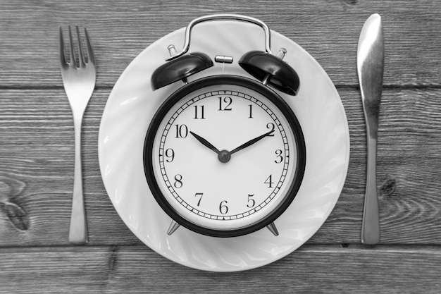 Photo close-up of clock on table