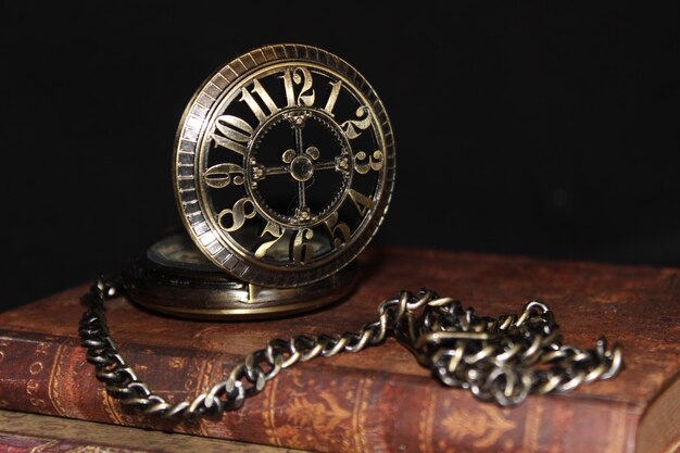 Photo close-up of clock on table