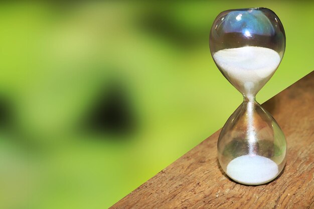 Photo close-up of clock on table