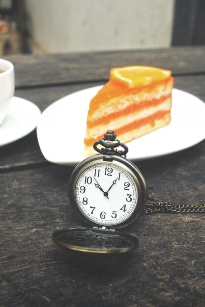 Photo close-up of clock on table