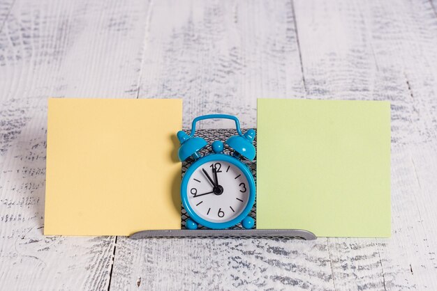 Foto prossimo piano dell'orologio sul tavolo