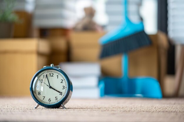 Photo close-up of clock on table