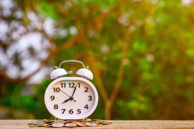 Photo close-up of clock on table