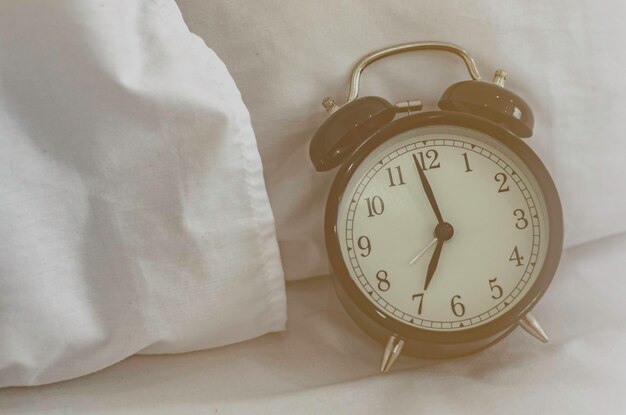 Photo close-up of clock on table