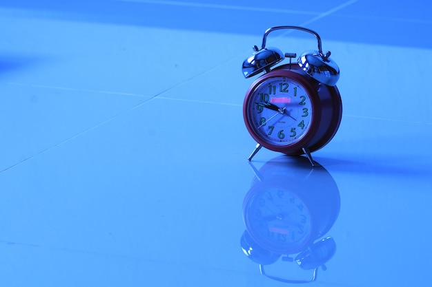 Photo close-up of clock on tiled floor