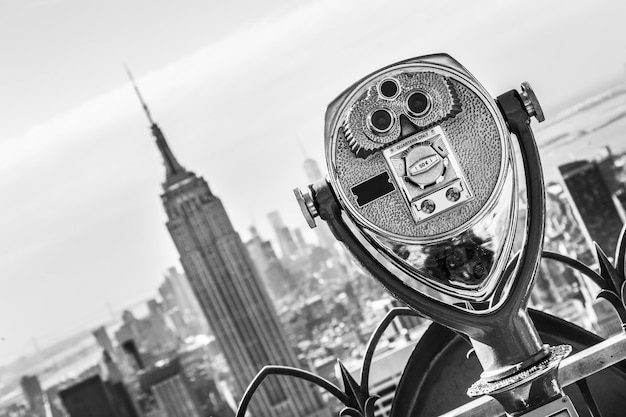 Foto close-up della torre dell'orologio contro gli edifici della città