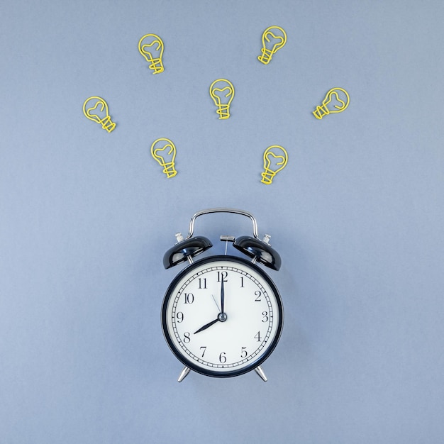 Photo close-up of clock on wall