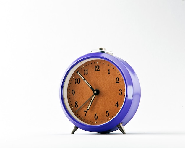 Photo close-up of clock over white background