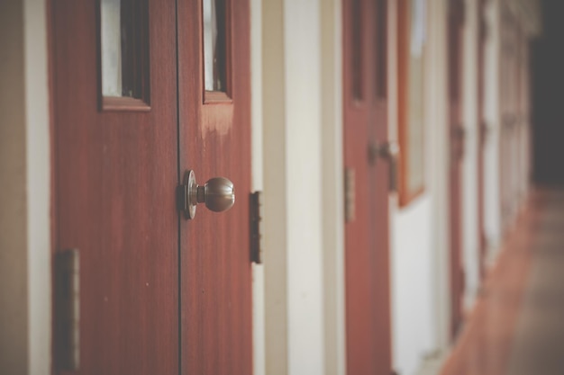 Photo close-up of closed door of building