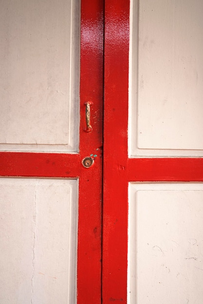 Photo close-up of closed door of building