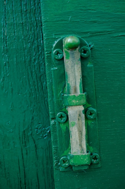 Foto close-up di una porta verde chiusa