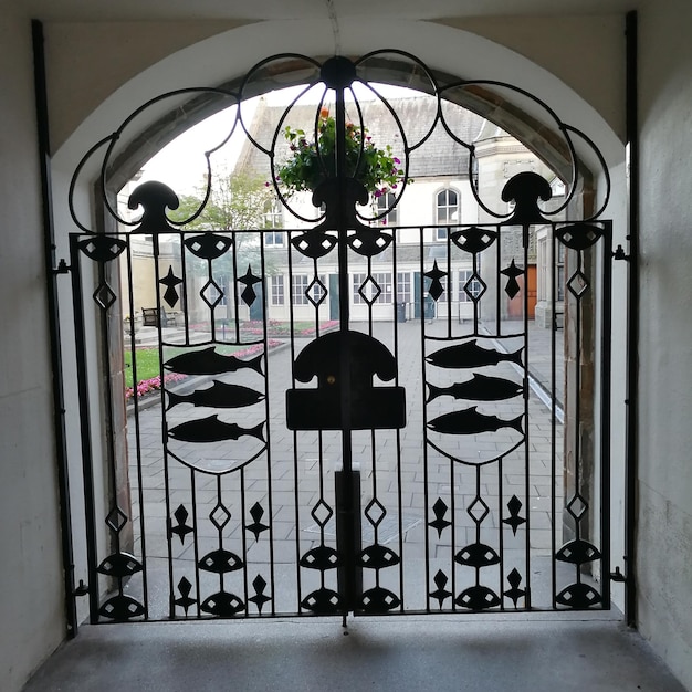 Photo close-up of closed metal door