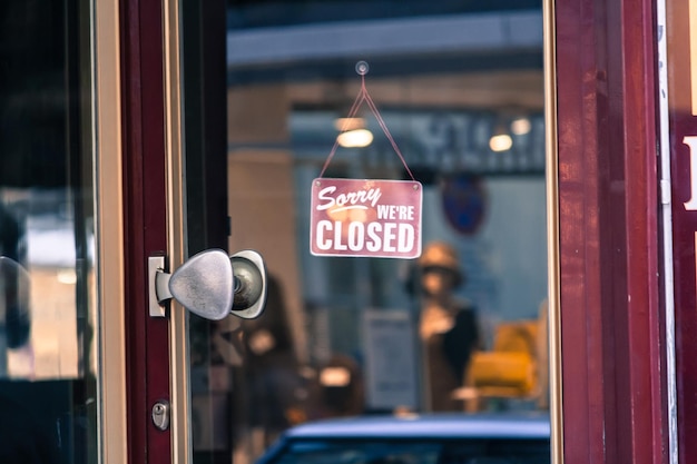 Photo close-up of closed sign at store