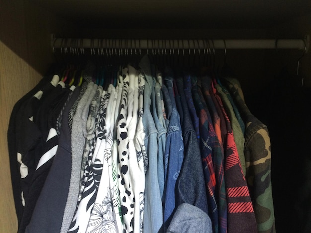 Photo close-up of clothes in closet