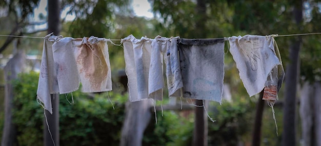 Foto close-up di vestiti che si asciugano sul filo da bucato