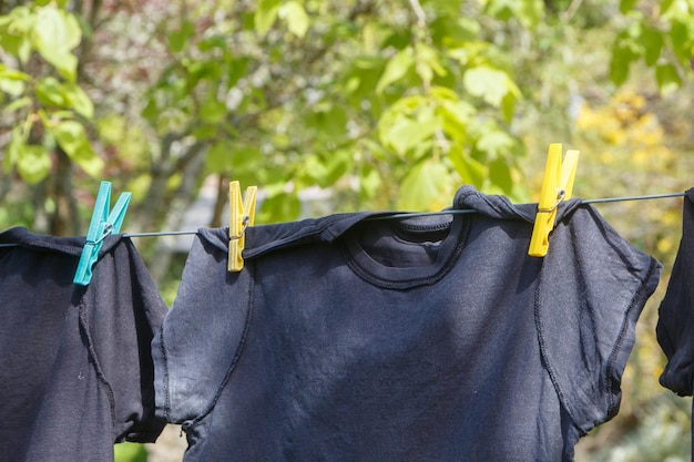 Foto close-up di vestiti che si asciugano sul filo da bucato