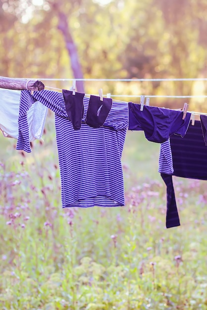 Foto close-up di vestiti che si asciugano sul filo da bucato