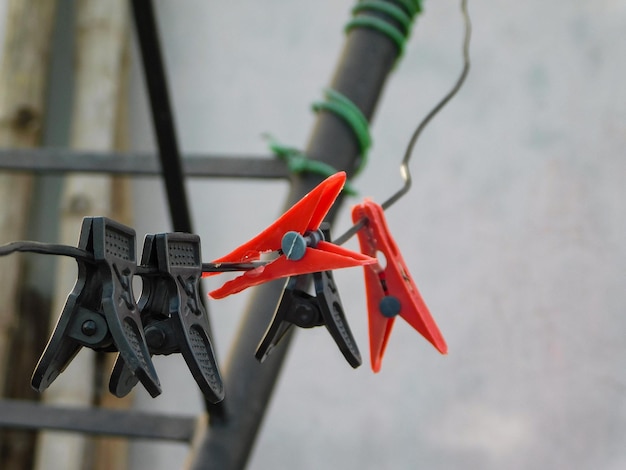 Photo close-up of clothespins hanging on clothesline