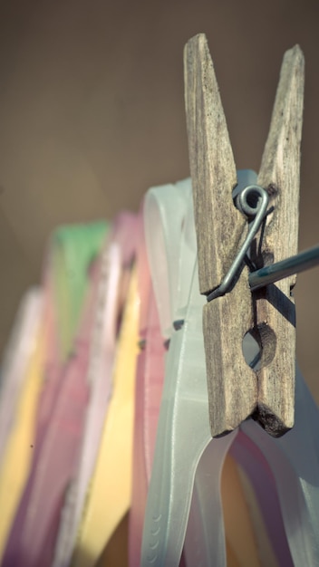 Photo close-up of clothespins on rope