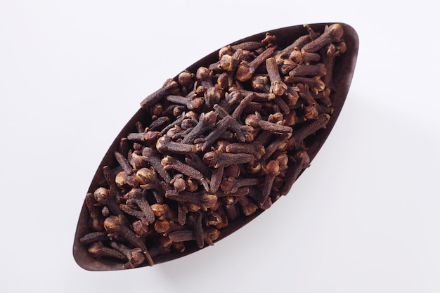 Photo close-up of cloves in bowl against white background