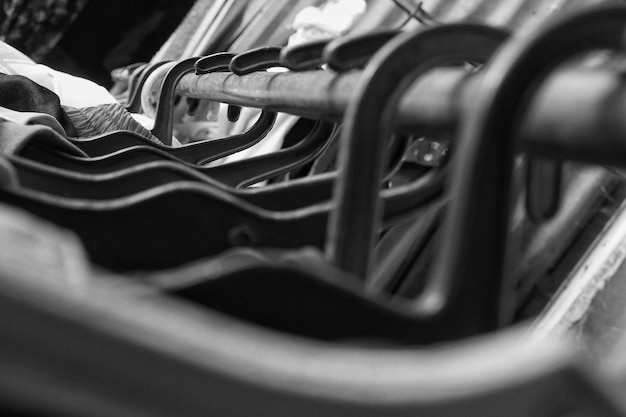 Photo close up of coathangers hanging on rack