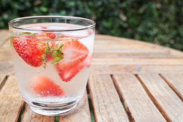 Foto close-up di un cocktail in bicchiere su un tavolo