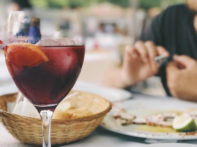 Foto close-up di un cocktail in bicchiere su un tavolo