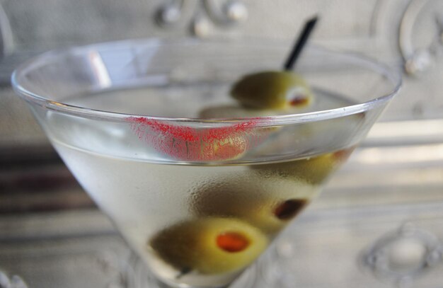 Foto close-up di un cocktail in un bicchiere di martini sul tavolo