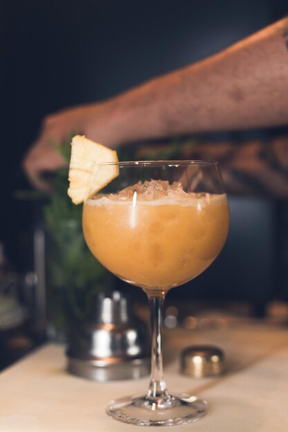 Photo close-up of cocktail on table