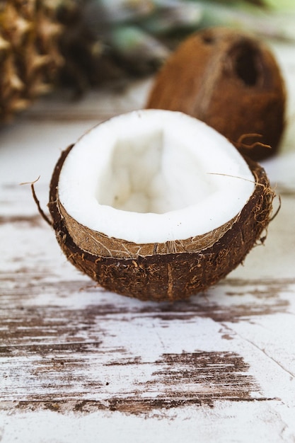 Foto prossimo piano di una noce di cocco sul tavolo