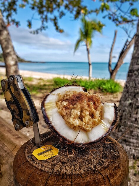 Foto prossimo piano di una noce di cocco sul tavolo