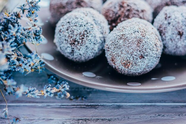 Photo close-up of coconut truffles in plate